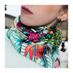 Foulard Audace de Manie V. motif de strelitzias aquarellés par la créatrice