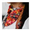 Foulard Bienveillance angle floral avec les pensées aquarellées par Manie V.