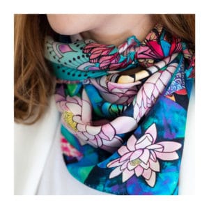 Foulard Créativité de Manie V., réalisé avec des motifs aquarelle et en soie
