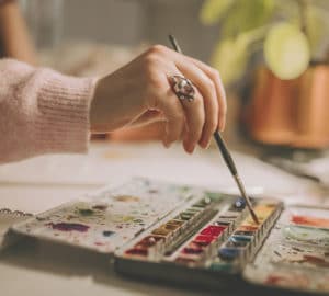 Peindre les motifs à l'aquarelle
